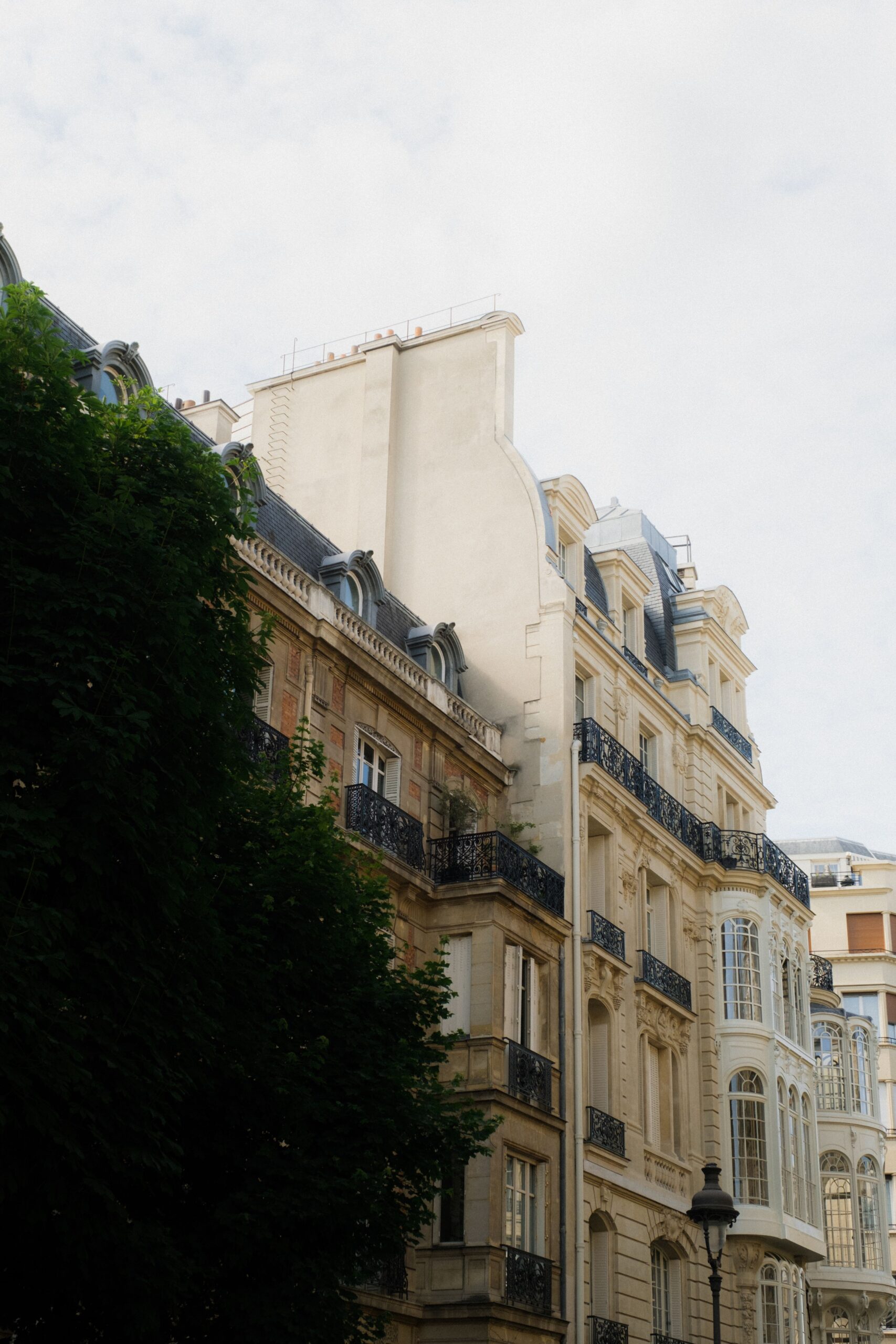 Façade d'un immeuble parisien haussmannien, entreprise de rénovation BATI DIAS à Paris
