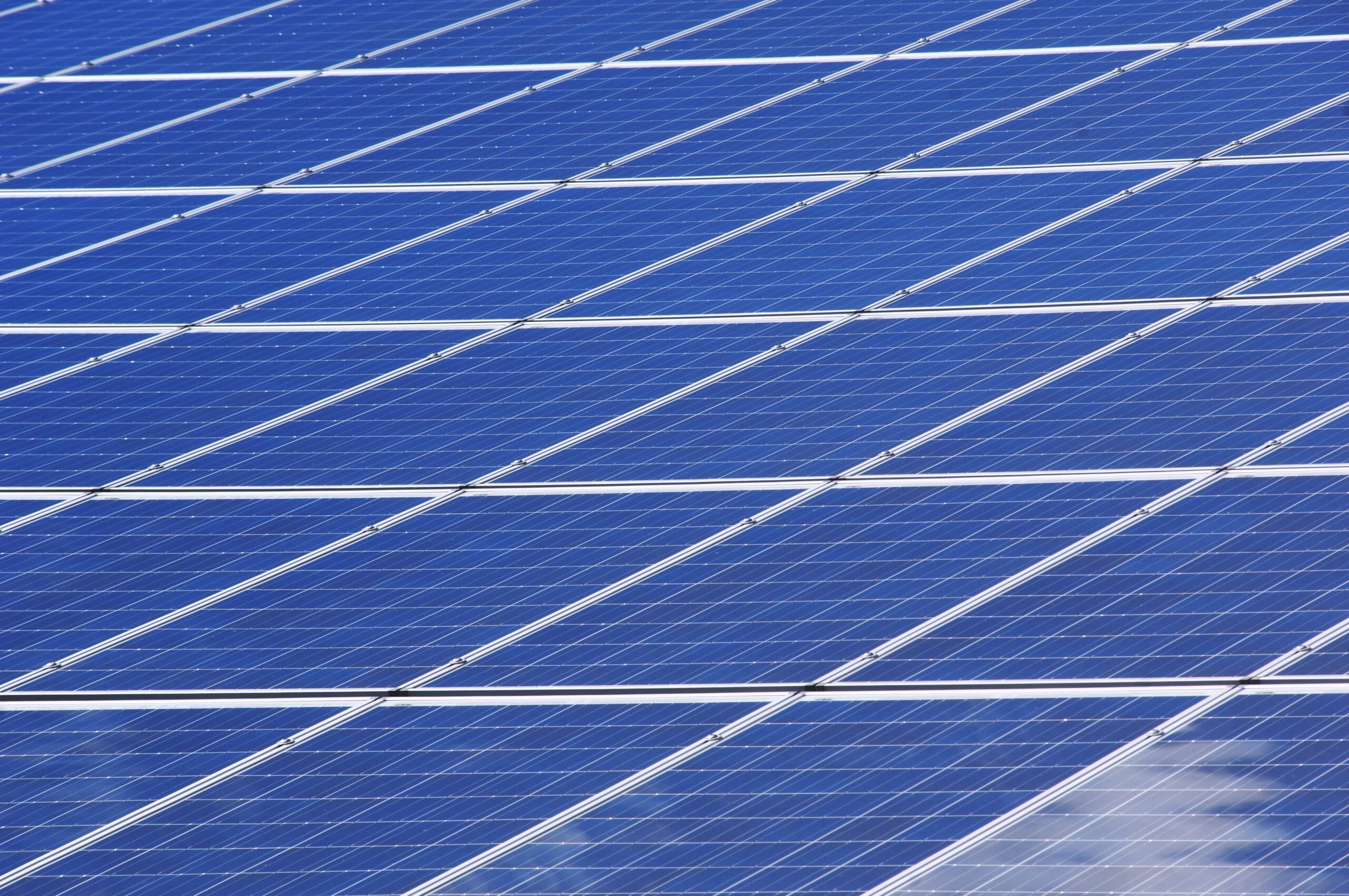 Panneaux solaires illustrant les aides à la rénovation énergétique
