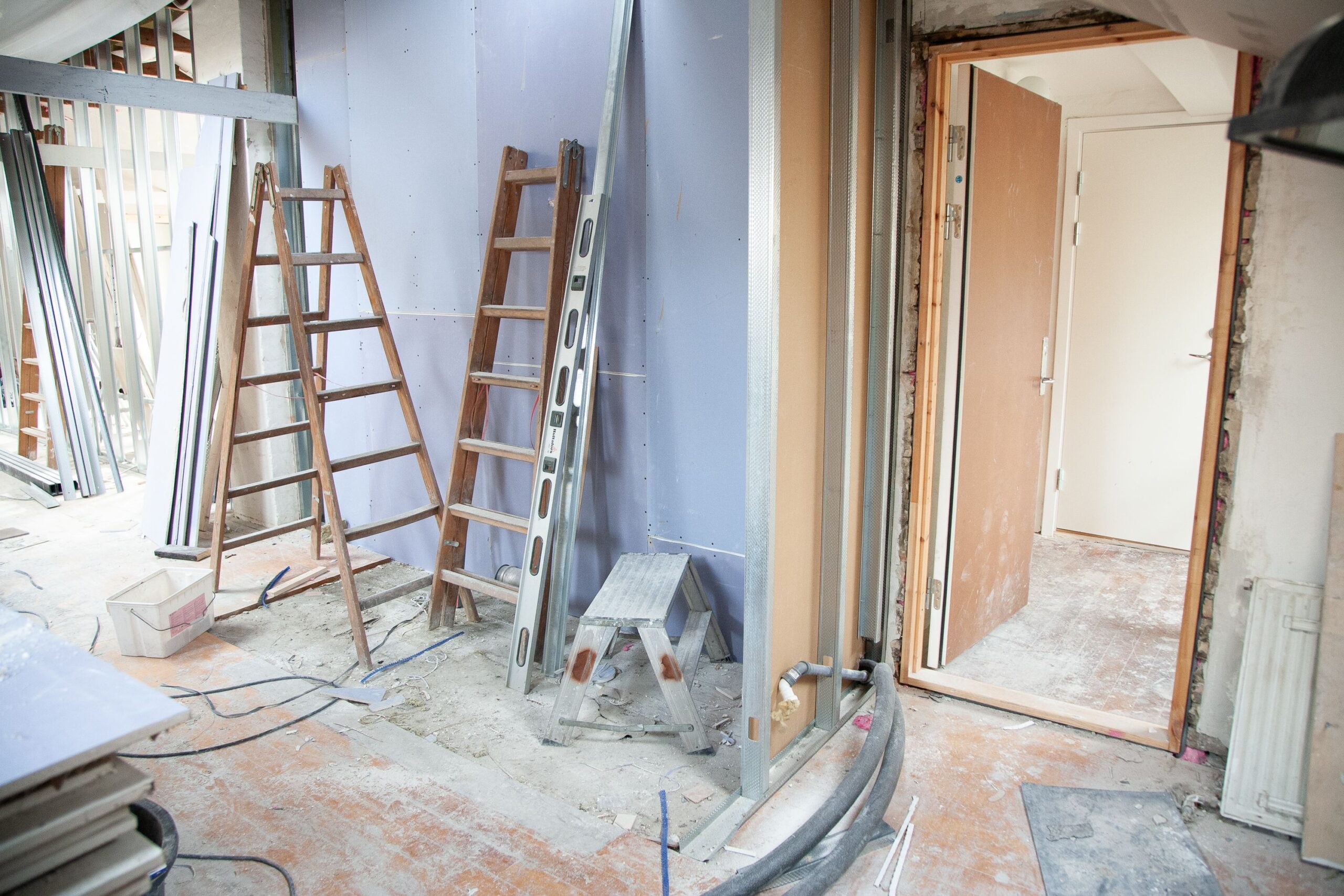 Chantier de rénovation complète d'une maison, illustration du coût des travaux