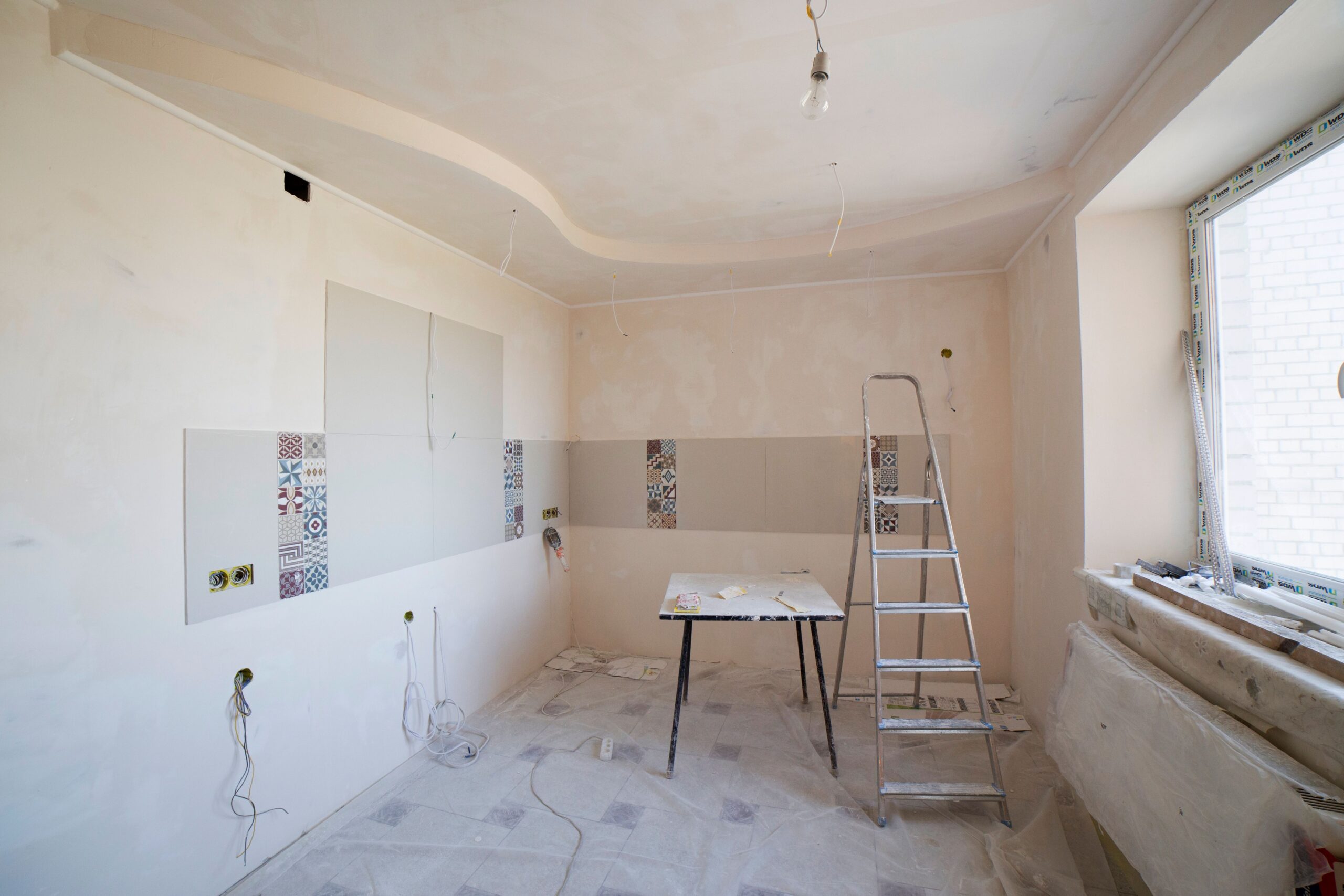 Cuisine moderne en pleine rénovation avec travaux d'aménagement intérieur
