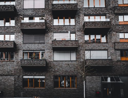 Rénover une maison ancienne : quelles différences avec un bien récent ?