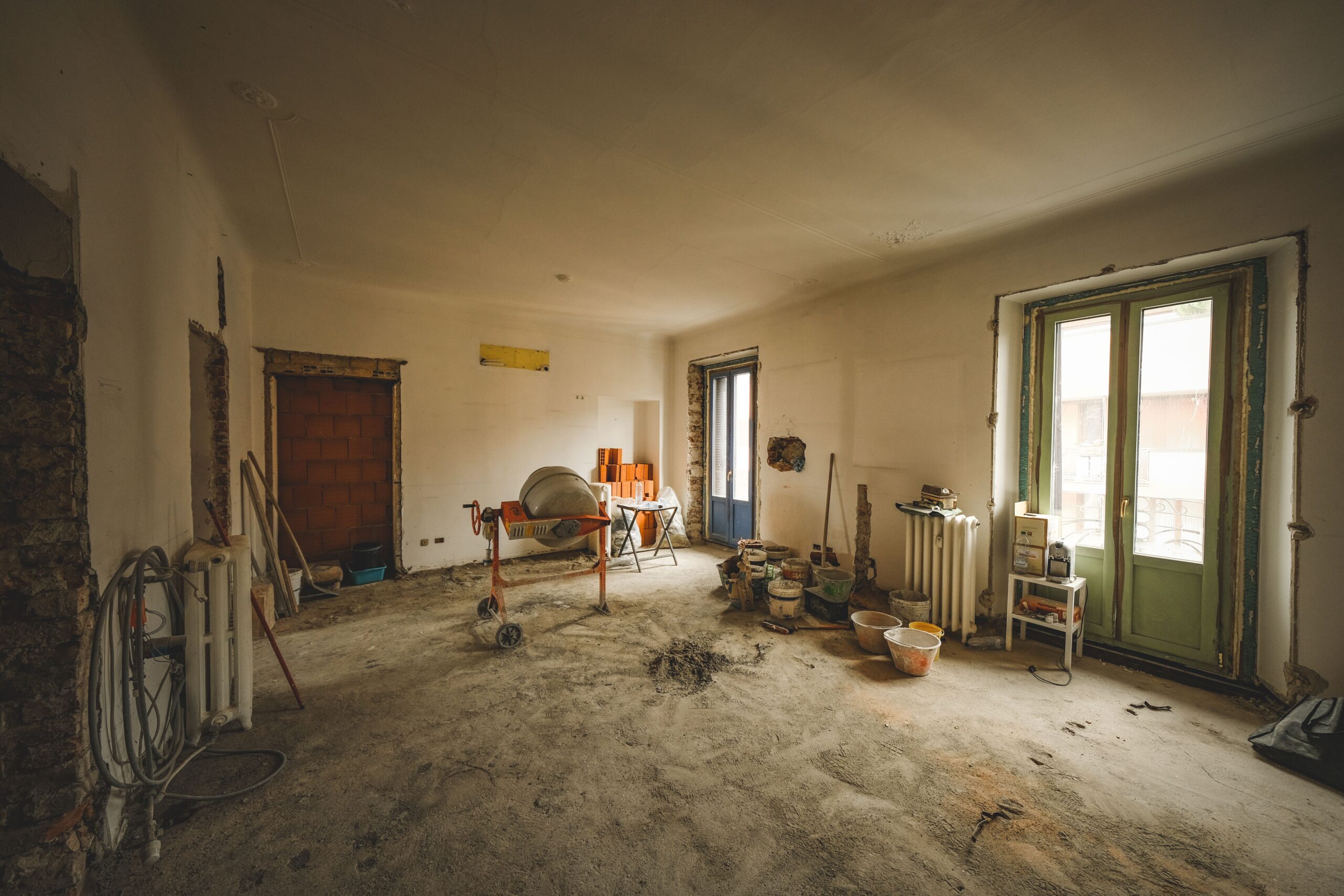 Pièce en cours de rénovation, illustration du planning d'un chantier