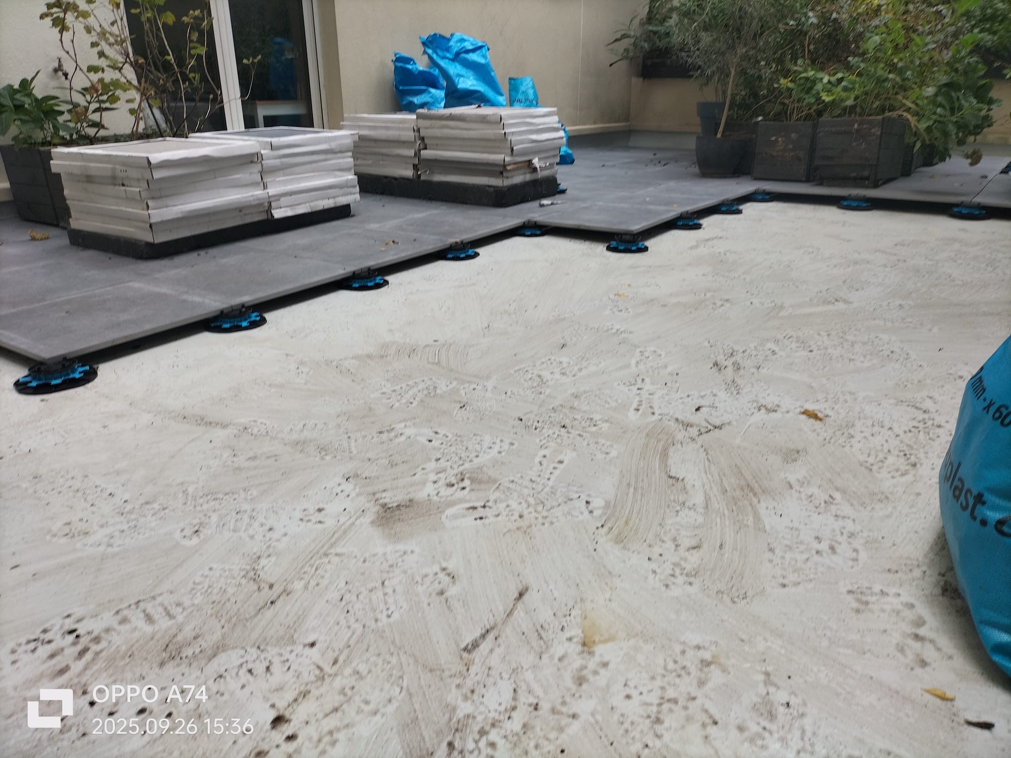 Réfection terrasse carrelage Paris 12e – pose des dalles Pose des dalles de carrelage sur plots sur une terrasse à Paris 12e, BATI DIAS