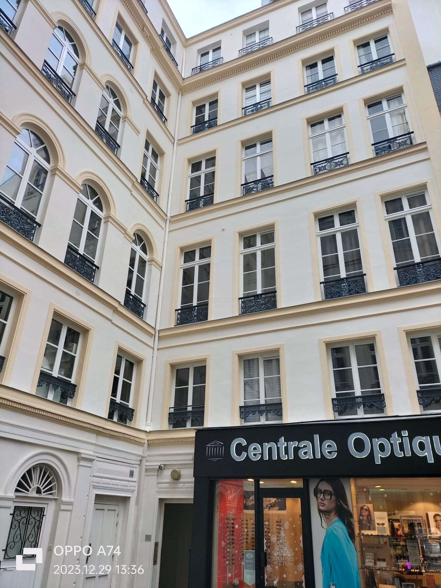 Ravalement des façades de cour Paris 5e – vue 2 Façade de cour ravalée à Paris 5e par BATI DIAS, vue 2