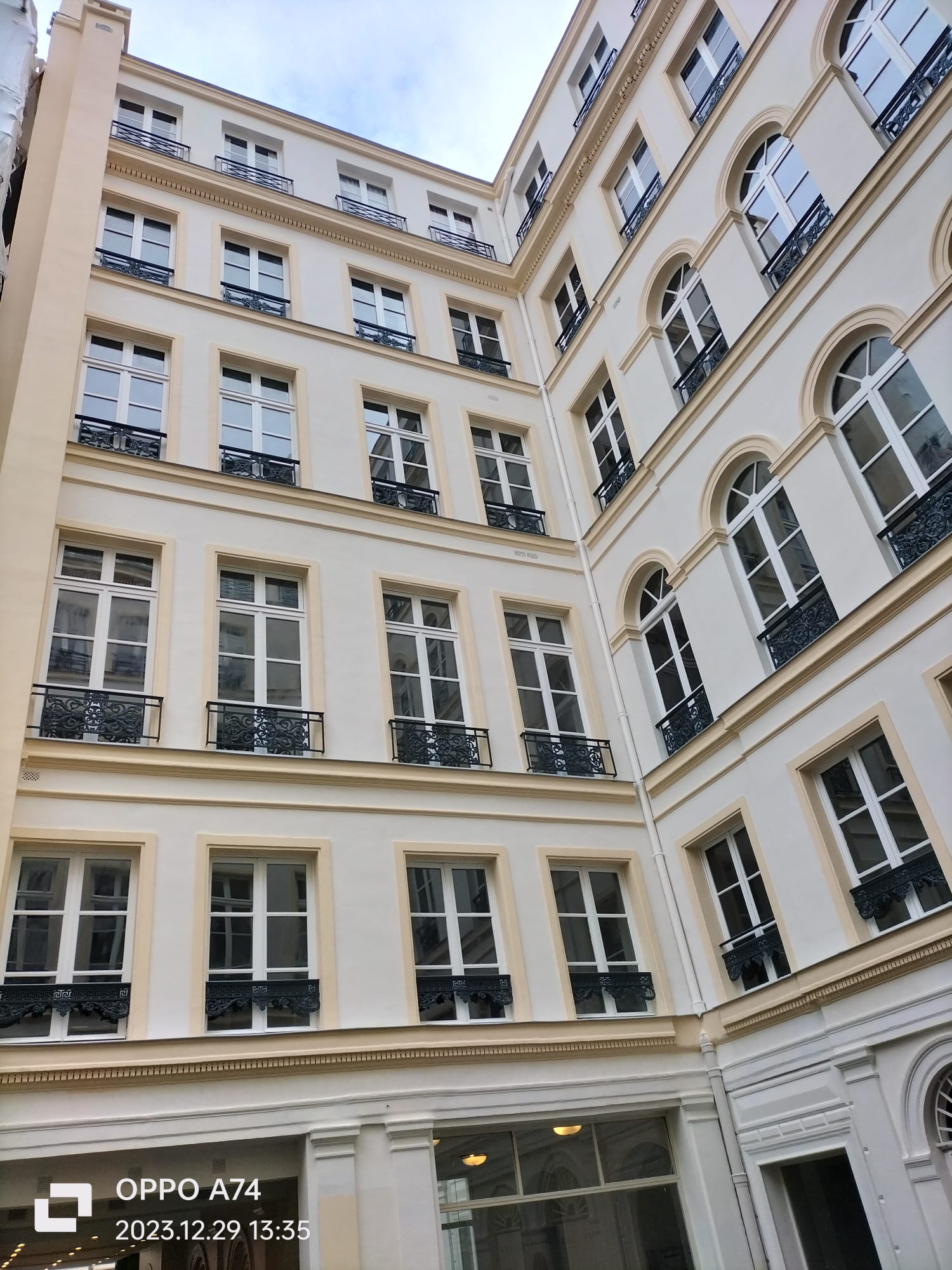Ravalement des façades de cour Paris 5e – vue 4 Façade de cour ravalée à Paris 5e par BATI DIAS, vue 4