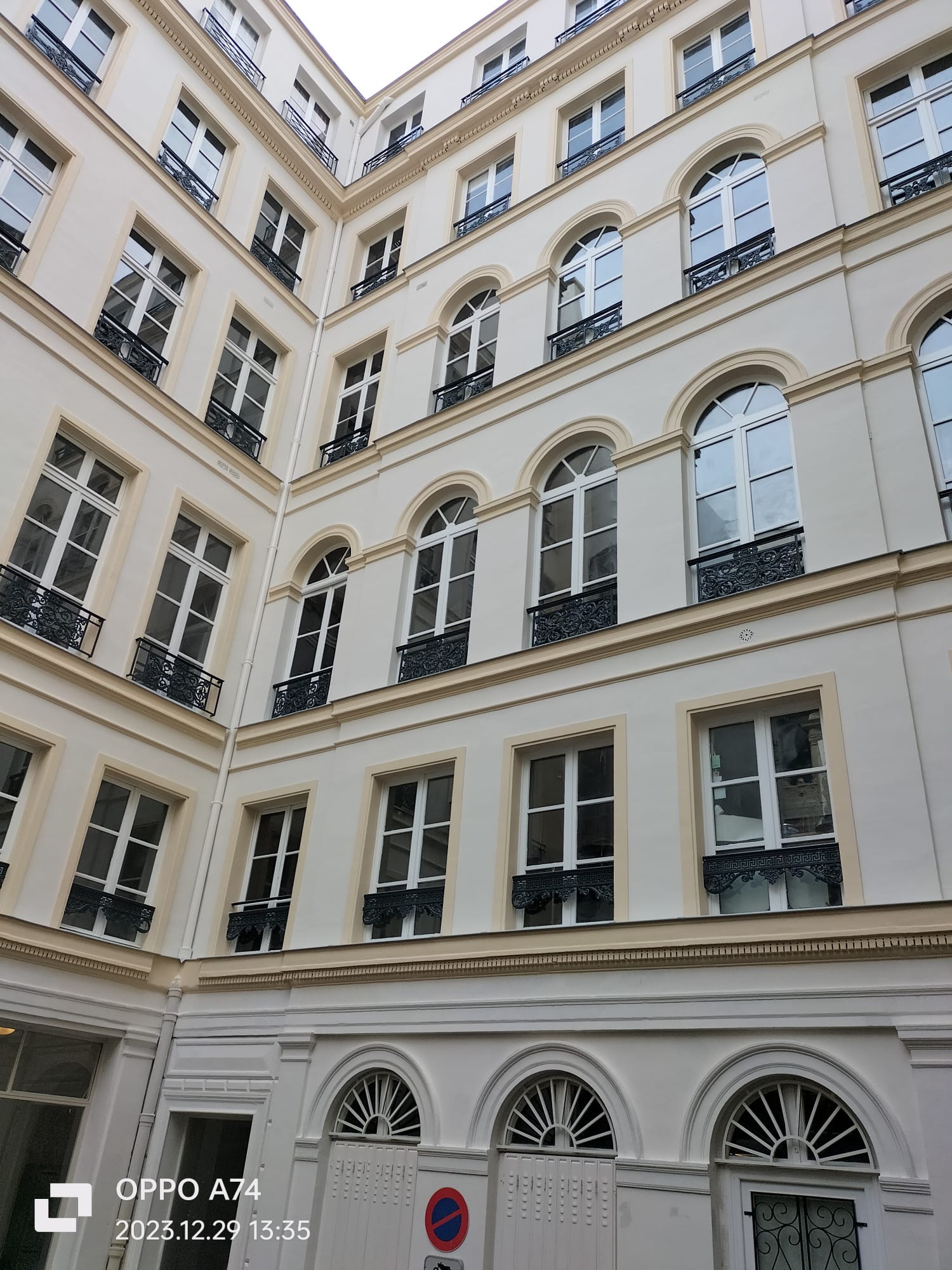 Ravalement des façades de cour Paris 5e – vue 3 Façade de cour ravalée à Paris 5e par BATI DIAS, vue 3
