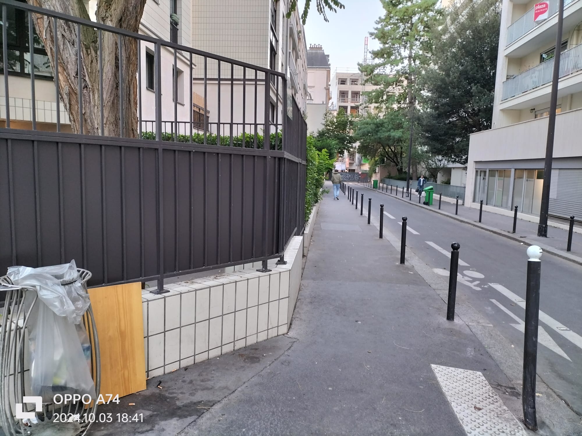 Tôle d’acier cour privative Paris 11e – vue d’ensemble Vue d'ensemble de la tôle d'acier posée devant la cour privative d'un immeuble à Paris 11e, BATI DIAS