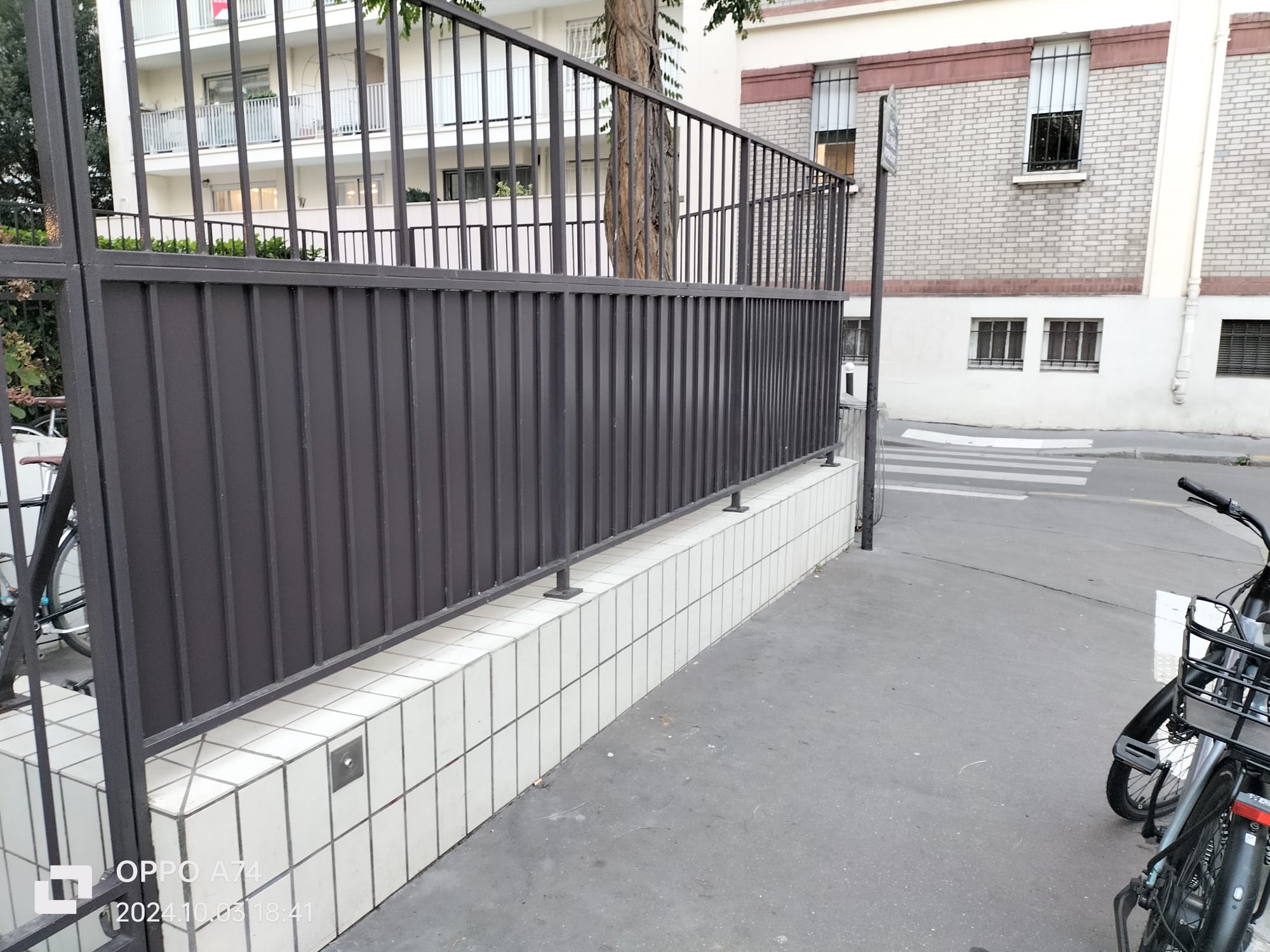 Garde-corps de la cour privative avant pose de la tôle d'acier, immeuble Paris 11e, BATI DIAS