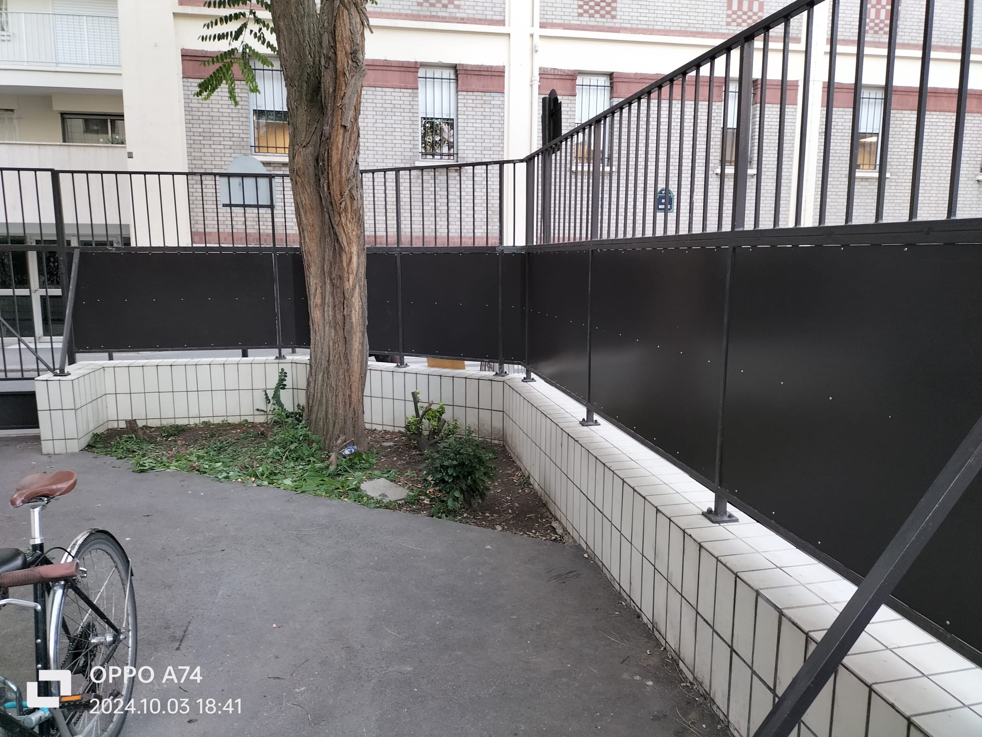 Cour privative cachée par une tôle d'acier posée par BATI DIAS, immeuble Paris 11e