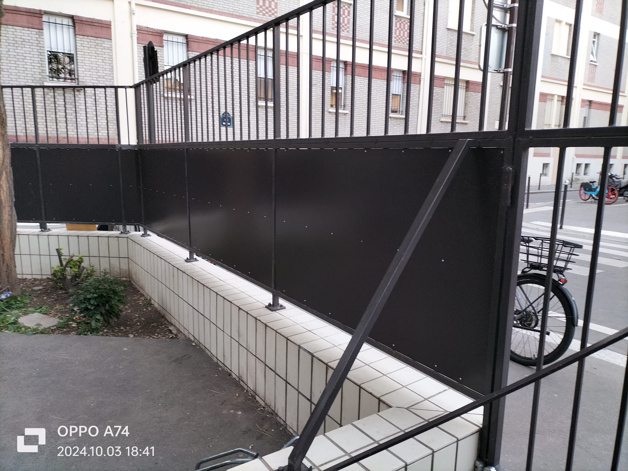 Tôle d’acier cour privative Paris 11e – autre angle Autre angle de la tôle d'acier posée pour cacher la cour privative, Paris 11e, BATI DIAS