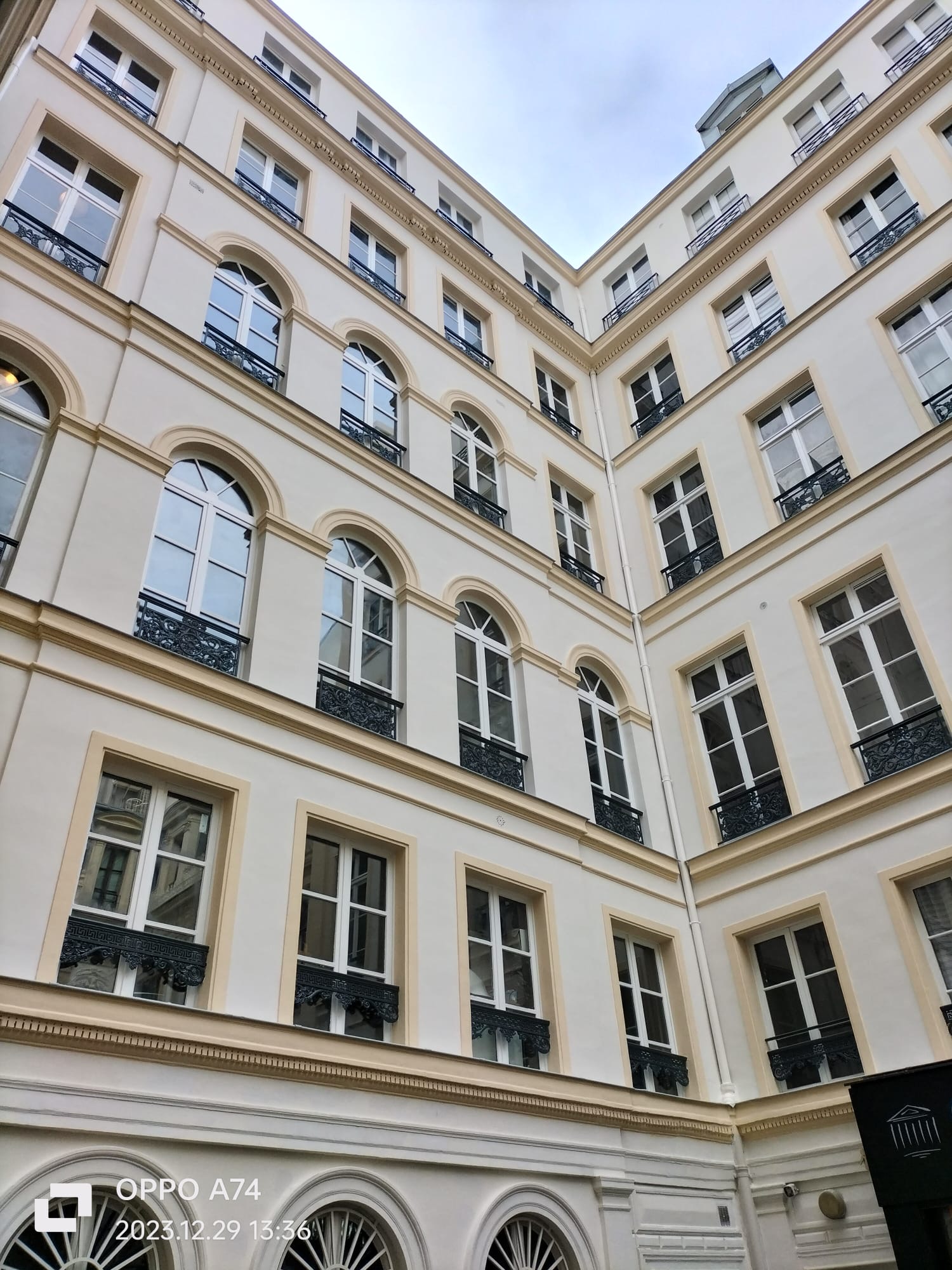 Ravalement des façades de cour Paris 5e – vue 1 Façade de cour ravalée à Paris 5e par BATI DIAS, vue 1