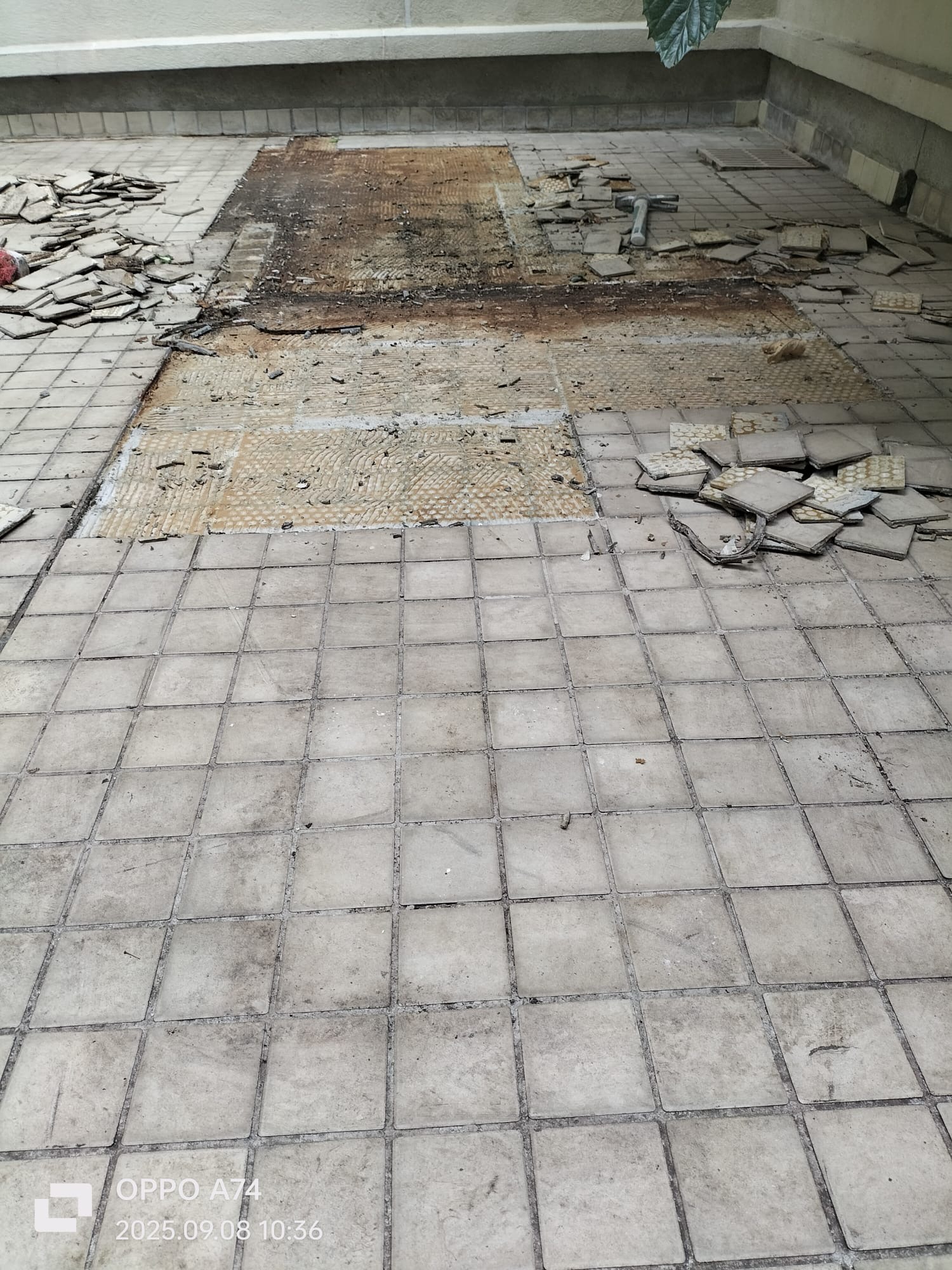Terrasse avec ancien carrelage démoli avant réfection, Paris 12e, BATI DIAS