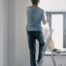 Artisan effectuant des travaux de rénovation à l'intérieur d'un appartement en copropriété