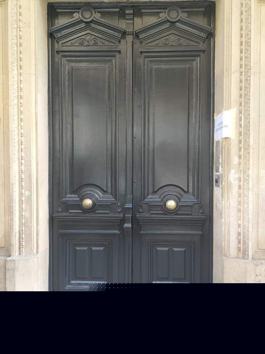 Porte cochère restaurée et repeinte rue Taylor à Paris 10e par BATI DIAS