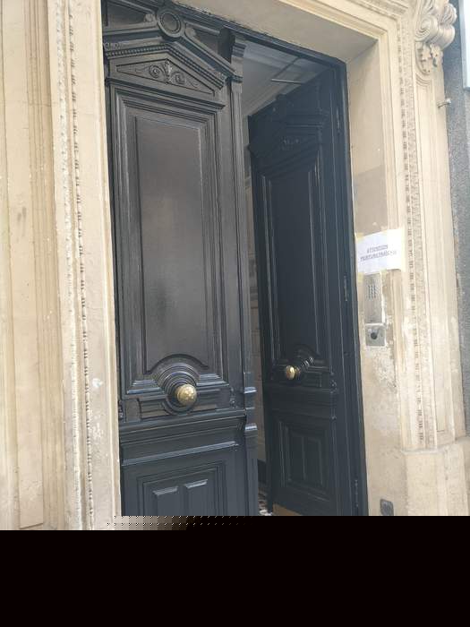 Détail de la porte cochère entrouverte laissant voir l'intérieur, rue Taylor Paris 10e, rénovation BATI DIAS